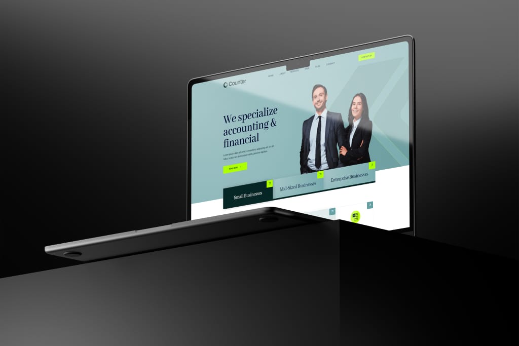 Op een laptop staat een zakelijke website met twee lachende professionals en boekhouddiensten.