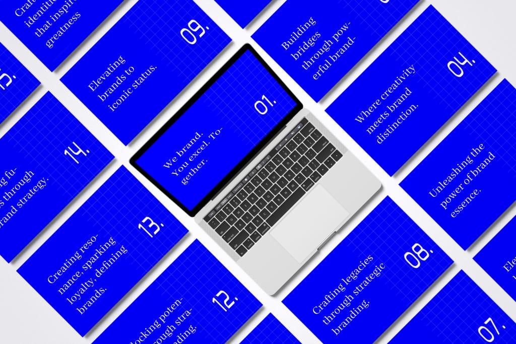Een laptop omringd door blauwe dia's met witte tekst over branding en creatieve strategieën, genummerd van 01 tot 13.
