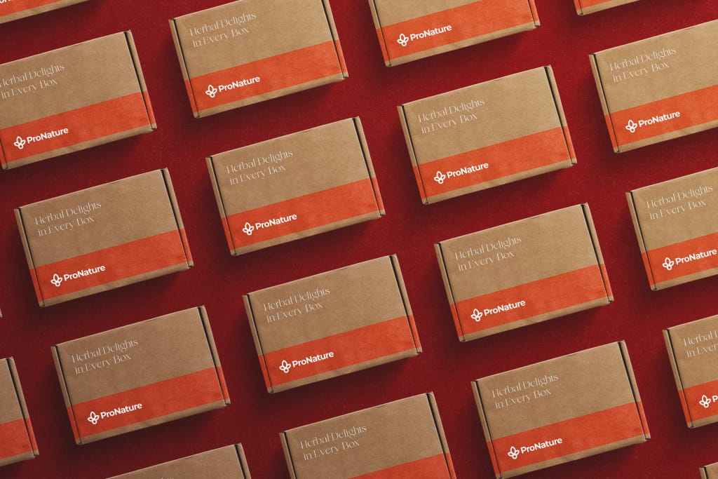 Bruine kartonnen dozen met het rode ProNature-logo staan netjes op een rode ondergrond.