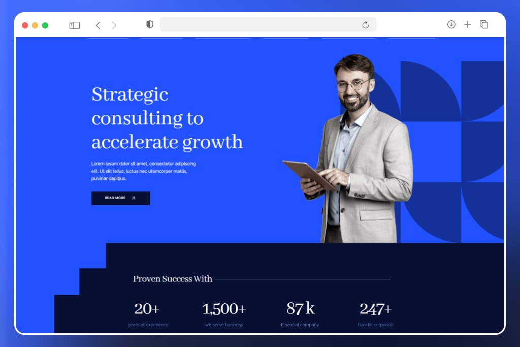 Een lachende man in pak houdt een tablet vast op een blauwe website voor bedrijfsadvies met statistieken eronder.