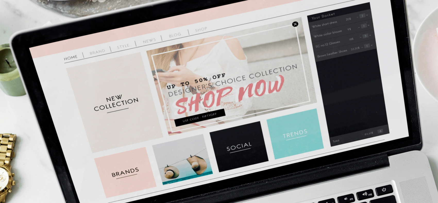Laptopscherm waarop de online modewinkel van Systemedic te zien is, met een banner ‘Nu winkelen’ en een navigatiemenu.